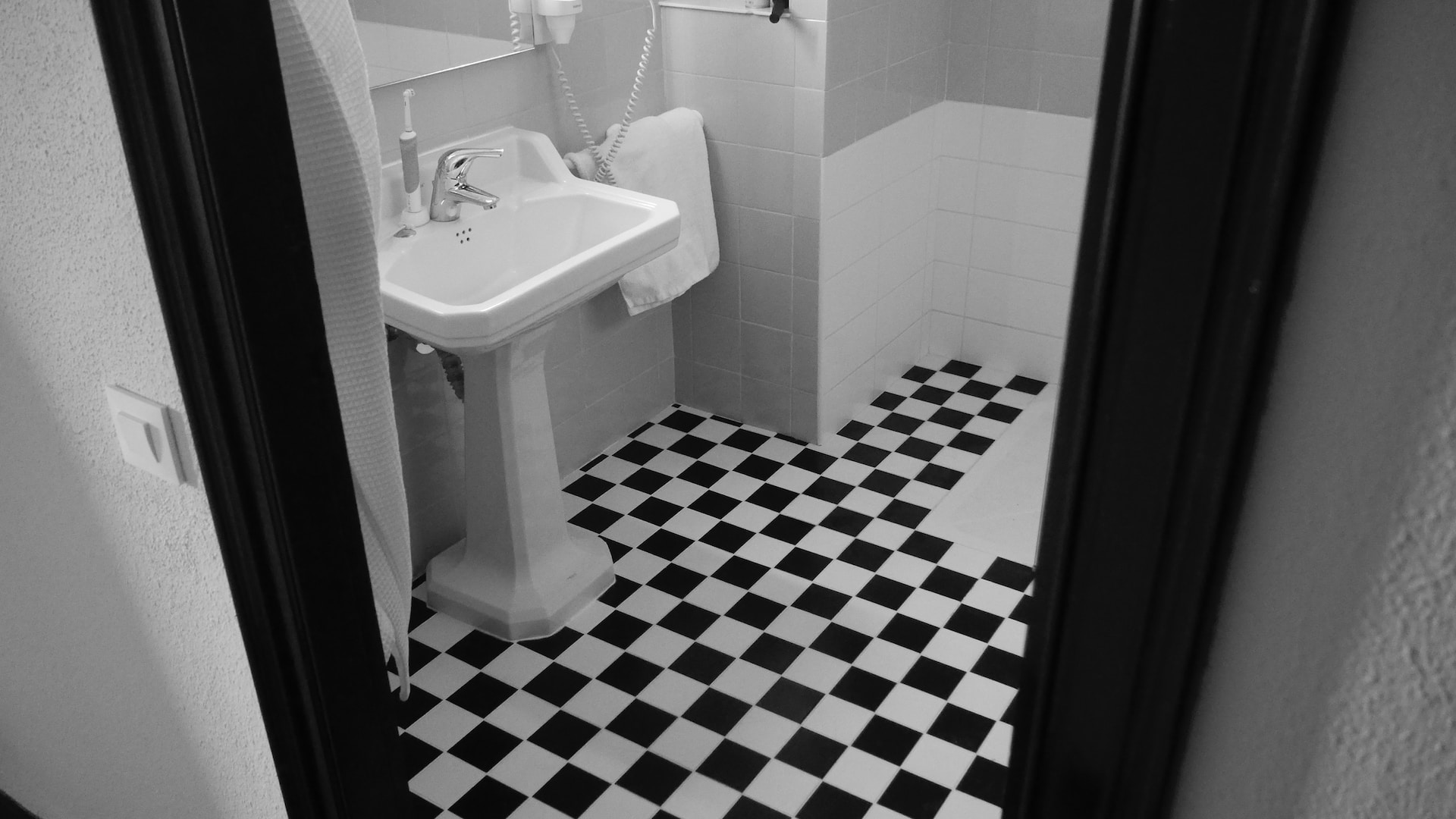 Merész és gyönyörű: Fekete-fehér fürdőszoba tervezési tippek az időtlen vonzerőért